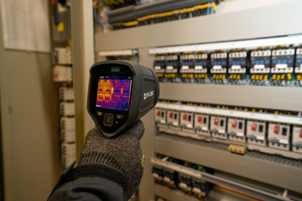 FLIR E8 Pro scanning an electrical panel